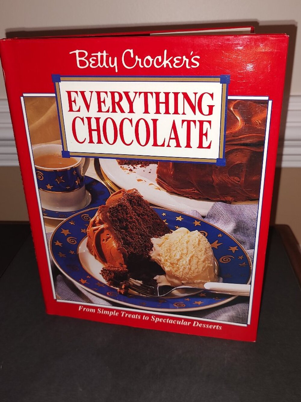BETTY CROCKER'S EVERYTHING CHOCOLATE COOKBOOK - EXCELLENT CONDITION NO FLAWS